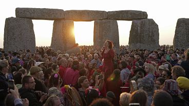La gente si ritrova presso l'antico cerchio di pietre di Stonehenge, vicino a Salisbury, per celebrare il Solstizio d'Estate, il giorno più lungo dell'anno,
