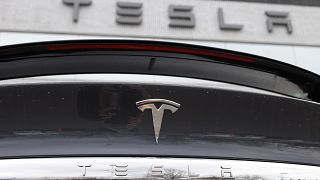 يضيء شعار شركة Tesla على السطح الخلفي لسيارة موديل X 2020