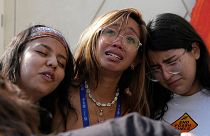 Mitzi Jonelle Tan, des Philippines, embrasse Adriana Calderon Hernandez, à droite, et d'autres militants à la fin d'une manifestation contre les combustibles fossiles à la COP28 ce matin.
