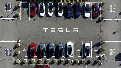 Los vehículos Tesla se alinean en un estacionamiento en la fábrica de la compañía en Fremont, California, el 18 de septiembre de 2023. 
