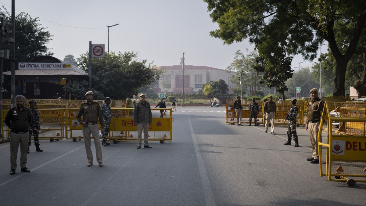 Hindistan Parlamentosu önünde nöbet tutan güvenlik görevlileri 