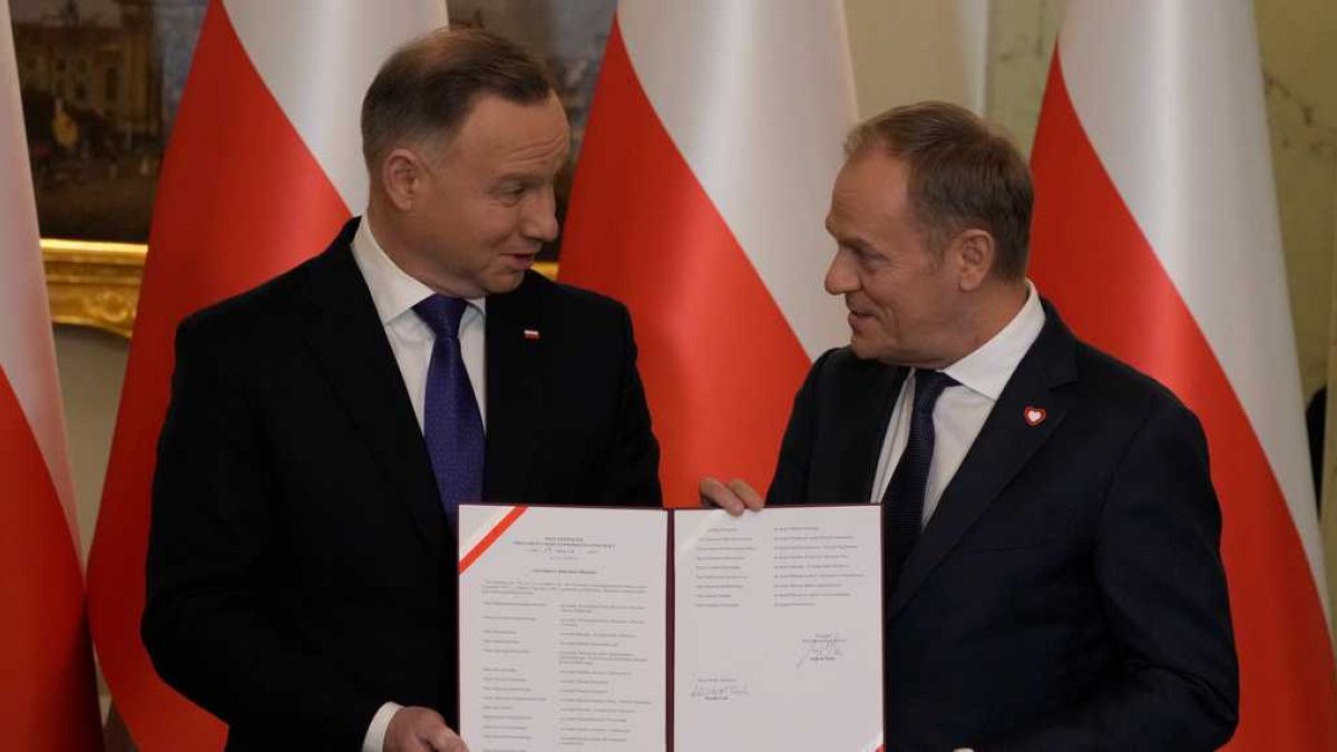 Polonya'nın yeni Başbakanı Donald Tusk (sağda) ve Polonya Cumhurbaşkanı Andrzej Duda