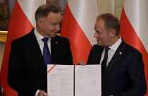 Polonya'nın yeni Başbakanı Donald Tusk (sağda) ve Polonya Cumhurbaşkanı Andrzej Duda