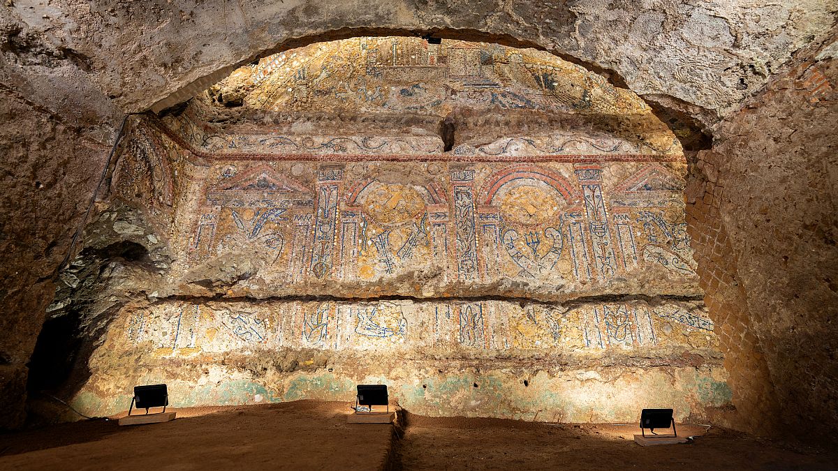 Archaeologists unearth luxurious Roman home with "unparalleled" mosaic near Colosseum thumbnail
