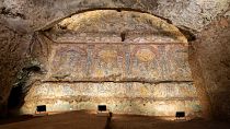 Dieses vom italienischen Kulturministerium am 12\. Dezember 2023 veröffentlichte Bild zeigt Mosaike, die in einem luxuriösen römischen Haus in der Nähe des Kolosseums entdeckt wurden. 