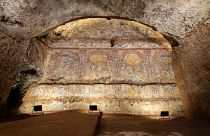 İtalyan Kültür Bakanlığı tarafından 12 Aralık 2023 tarihinde yayınlanan bu broşür fotoğrafı, Kolezyum yakınlarındaki lüks bir Roma evinde ortaya çıkarılan mozaikleri gösteriyor. 