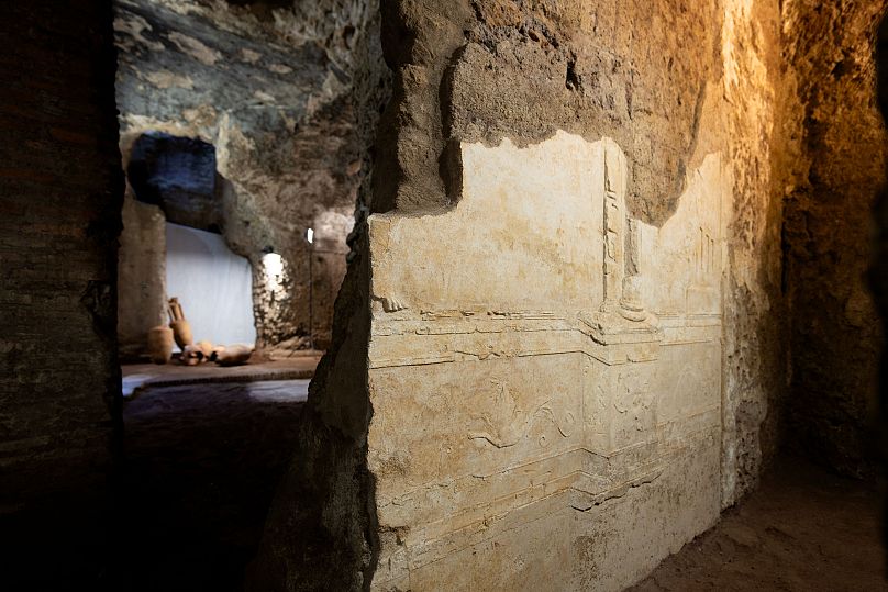 Cette photo diffusée par le ministère italien de la culture le 12 décembre 2023 montre des murs découverts dans une luxueuse maison romaine près du Colisée