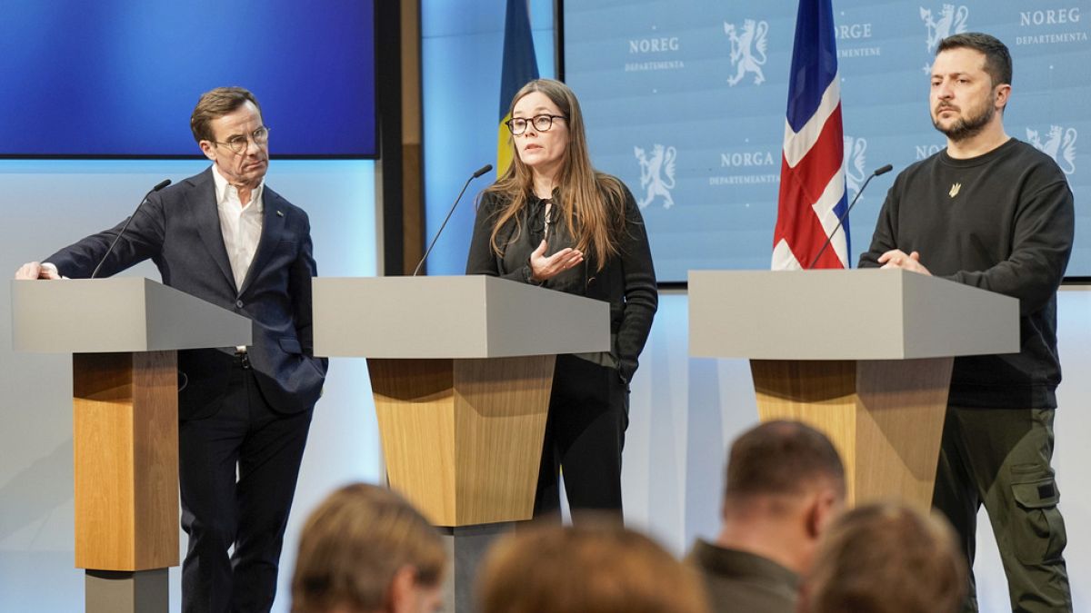 Der ukrainische Präsident Wolodymyr Selenskyj nimmt an einer Pressekonferenz mit dem schwedischen Premierministerin Katrín Jakobsdóttir in Oslo teil. 