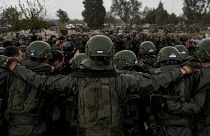 Izraeli katonák hallgatják a parancsnokukat egy gázai bevetés előtt