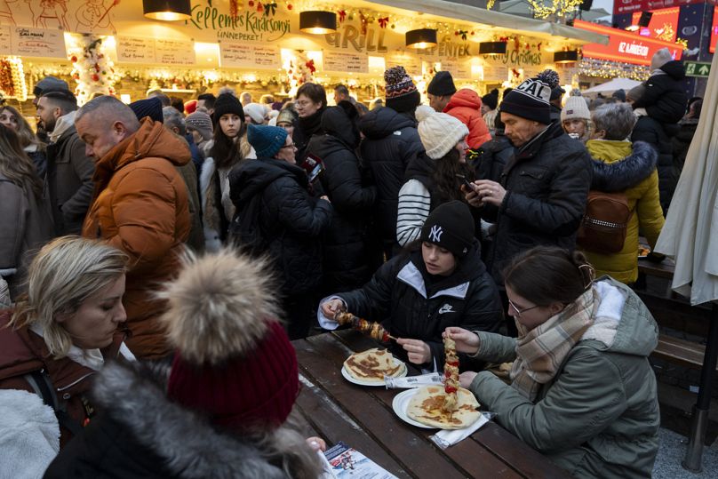 Des visiteurs au marché Advent Bazilika au centre de Budapest, le samedi 9 décembre