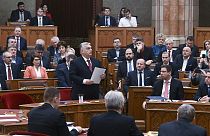 Viktor Orban (au centre) au Parlement hongrois mercredi 13 décembre, à la veille du Conseil européen.