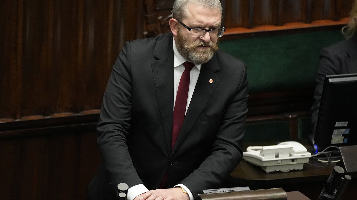 غزغوز براون، النائب في الحزب اليميني  البولندي المتطرف خلال جلسة برلمانية