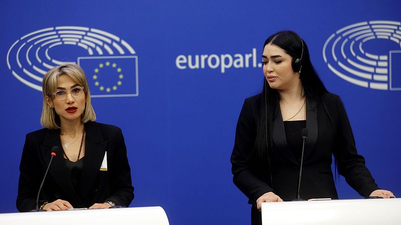 افسون‌شاهکار در کنار خواهر حدیث نجفی در پارلمان اروپا