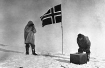 Le capitaine Roald Amundsen et l'un de ses compagnons font des observations pendant l'exploration de l'Antarctique.