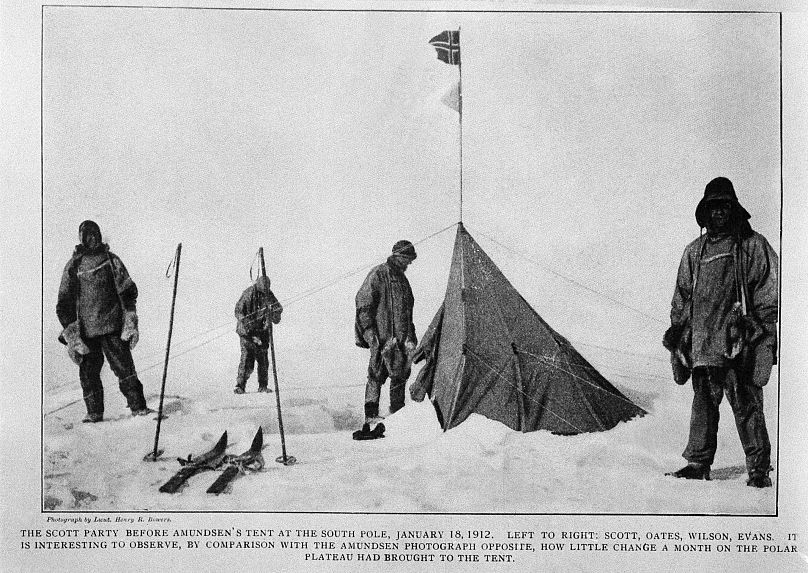 L'équipe Scott devant la tente de Roald Amundsen au Pôle sud, le 18 janvier 1912. De g. à d.: Robert Falcon Scott, Captain Lawrence Oates, Edward Adrian Wilson, et Edgar Evans