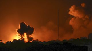 نيران القصف الإسرائيلي يلتهم عمارة سكنية في غزة