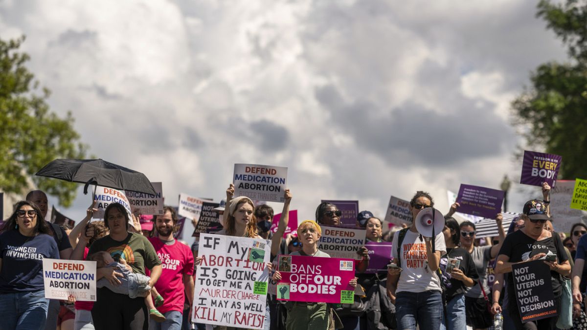 متظاهرون يسيرون أمام مبنى الكابيتول الأمريكي في أعقاب مسيرة لتنظيم الأسرة لدعم الوصول إلى الإجهاض خارج المحكمة العليا في واشنطن- 15 أكتوبر 2023.