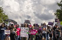 متظاهرون يسيرون أمام مبنى الكابيتول الأمريكي في أعقاب مسيرة لتنظيم الأسرة لدعم الوصول إلى الإجهاض خارج المحكمة العليا في واشنطن- 15 أكتوبر 2023.