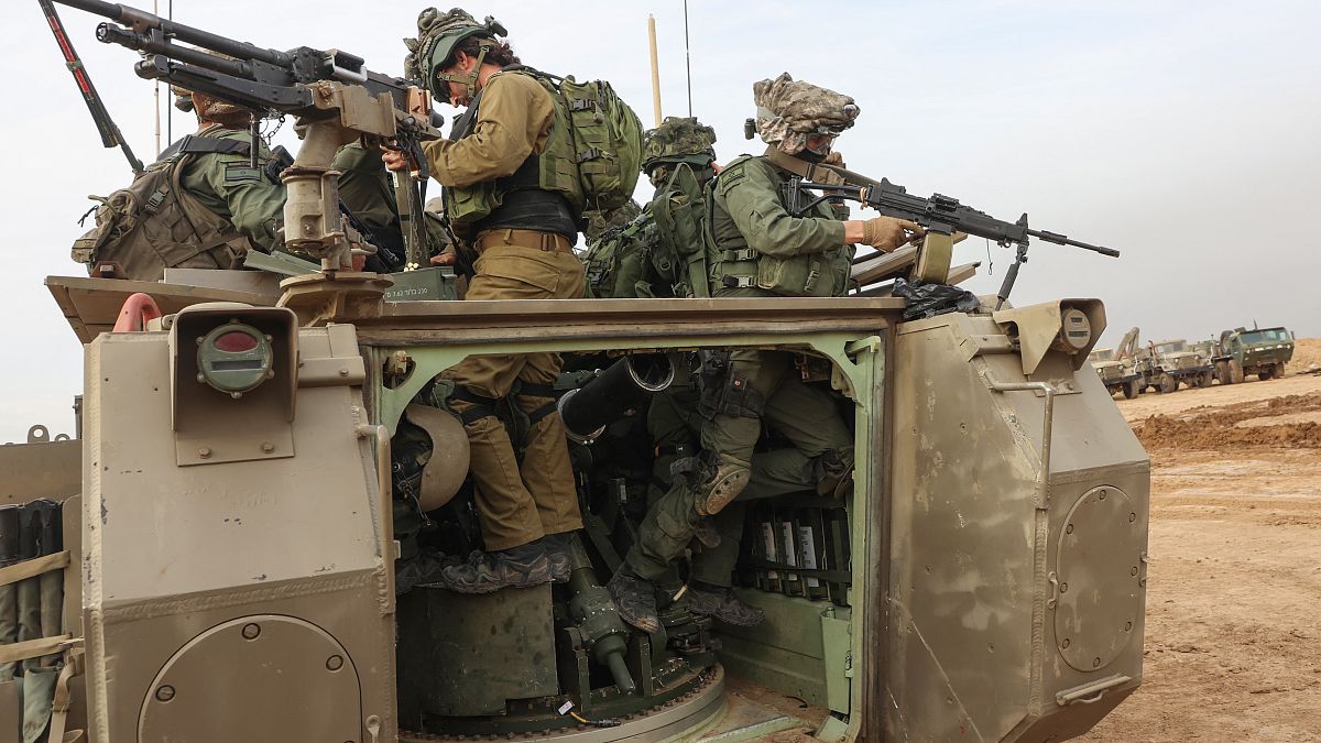 وحدة من الجيش الإسرائيلي عند السياج الحدودي بالقرب من قطاع غزة
