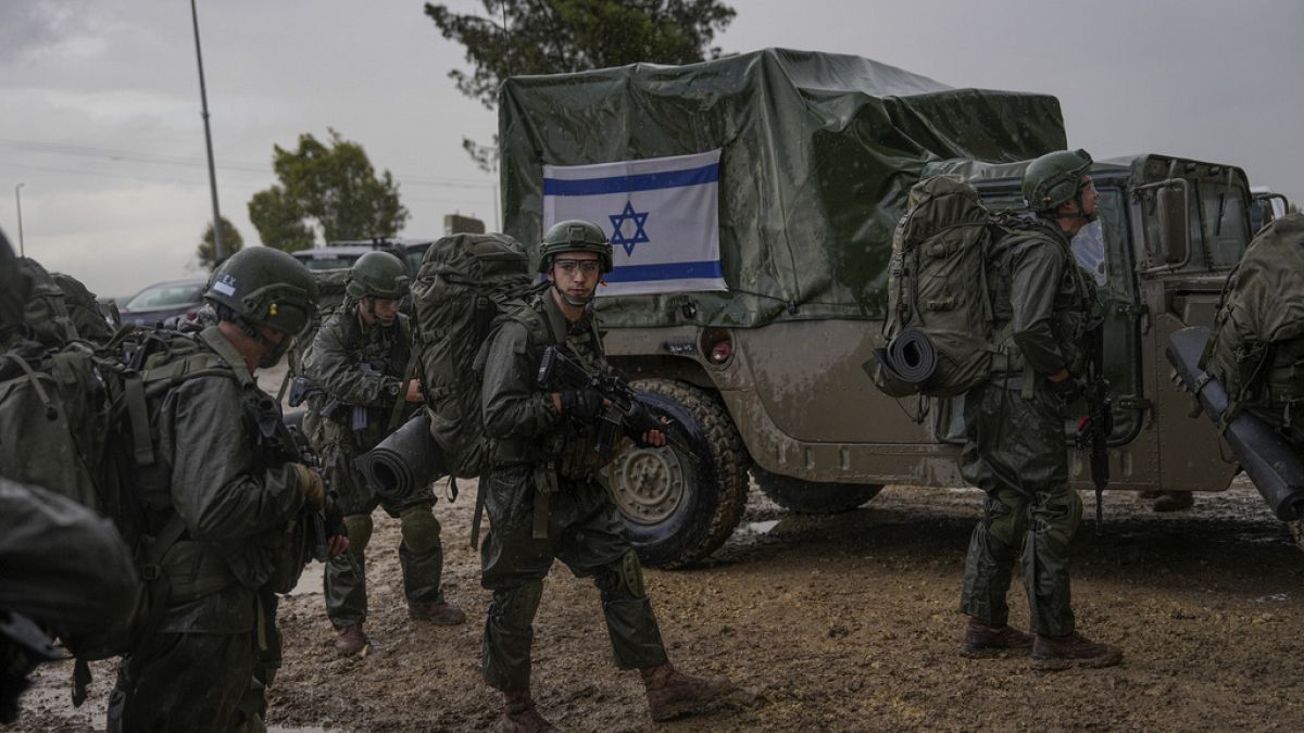 Soldados israelíes se preparan para entrar en la Franja de Gaza, en una zona cercana a la frontera entre Israel y Gaza, en el sur del territorio israelí.