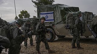 Soldados israelíes se preparan para entrar en la Franja de Gaza, en una zona cercana a la frontera entre Israel y Gaza, en el sur del territorio israelí.