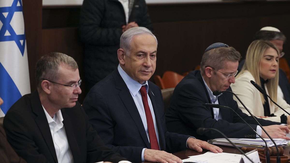 Benjamin Netanjáhu izraeli miniszterelnök (balról a 2) kabinetülést tart jeruzsálemi hivatalában 2023. december 10-én.