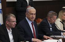 Benjamin Netanjáhu izraeli miniszterelnök (balról a 2) kabinetülést tart jeruzsálemi hivatalában 2023. december 10-én.