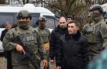 Imagen de varios soldados armenios prisioneros junto a militares de Azerbaiyán.