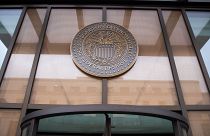A Fed kormányzótanácsa épületének bejárata fölötti tábla Washingtonban 2023. március 13-án. 
