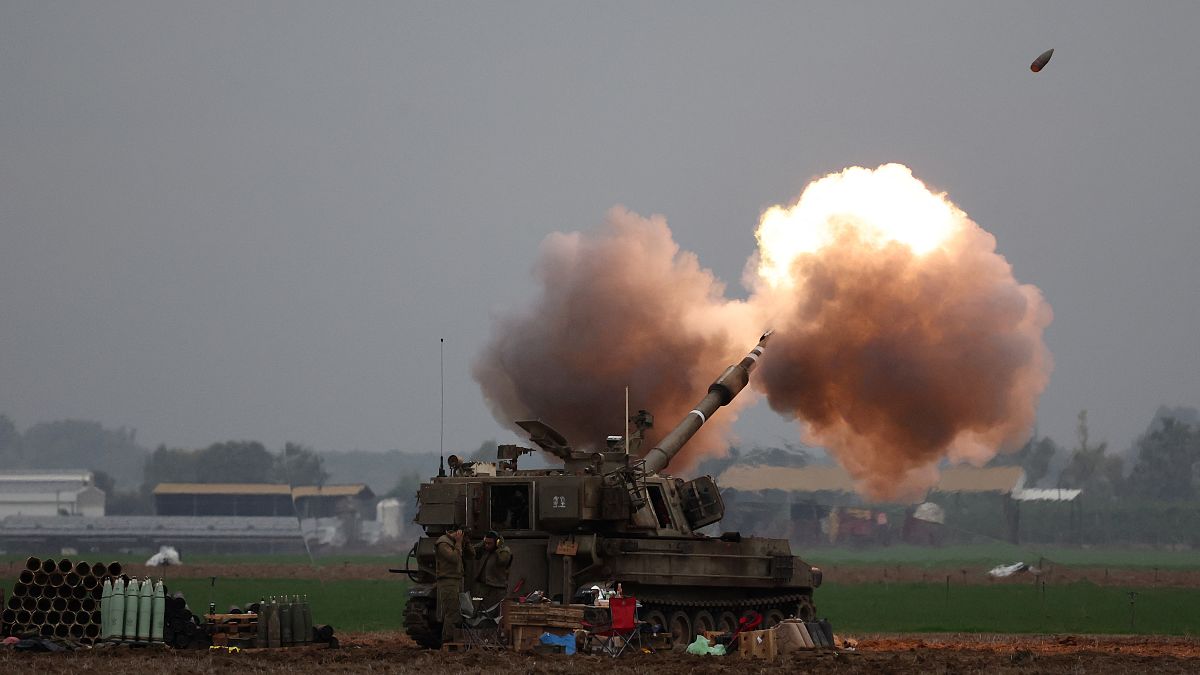 دبابة إسرائيلية تقصف في جنوب غزة