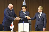 Az olasz, a japán és a brit védelmi miniszter kézfogója
