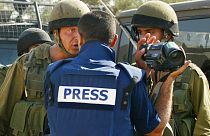 Batı İeria'da görev yapan bir muhabir İsrail askerleriyle tartışırken