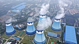 Imagen de las chimeneas de una planta nuclear en pleno funcionamiento.