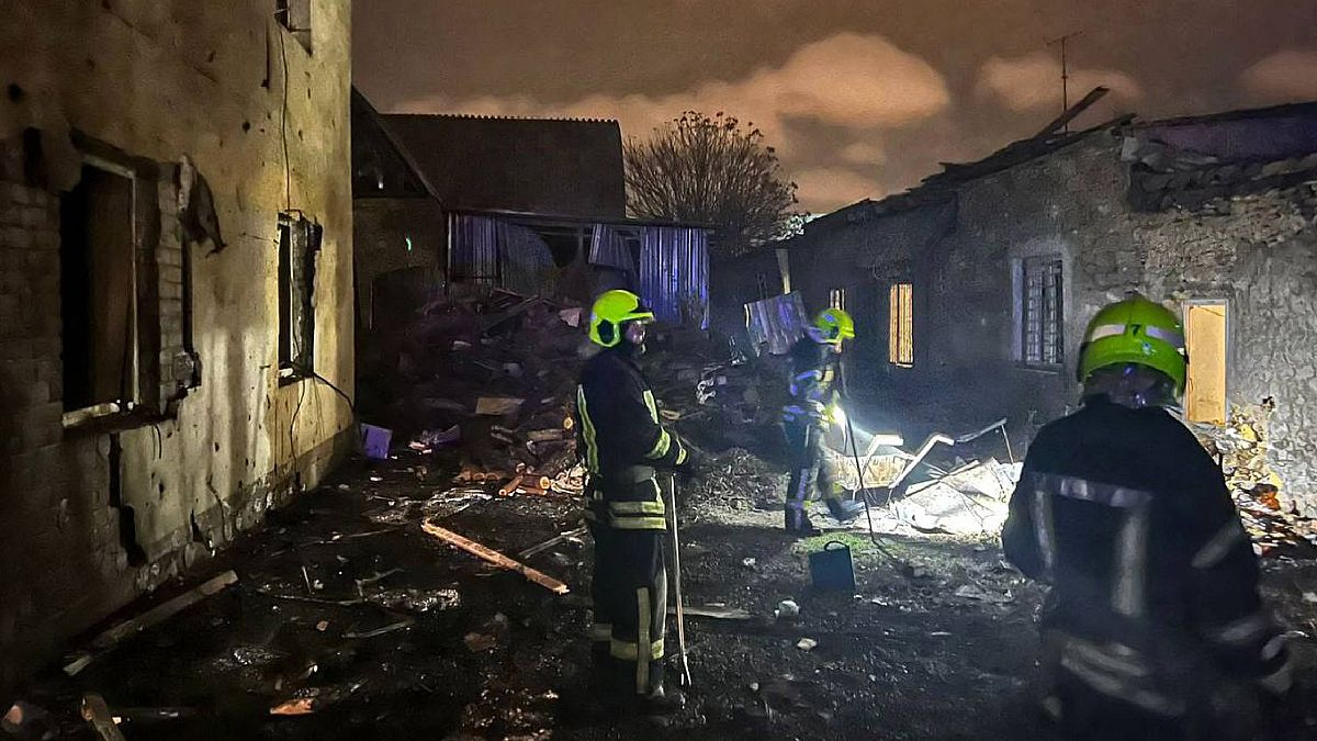 Ukrán mentők egy dróntámadás következtében megsérült lakóépületnél Odesszában 2023. december 14-én.