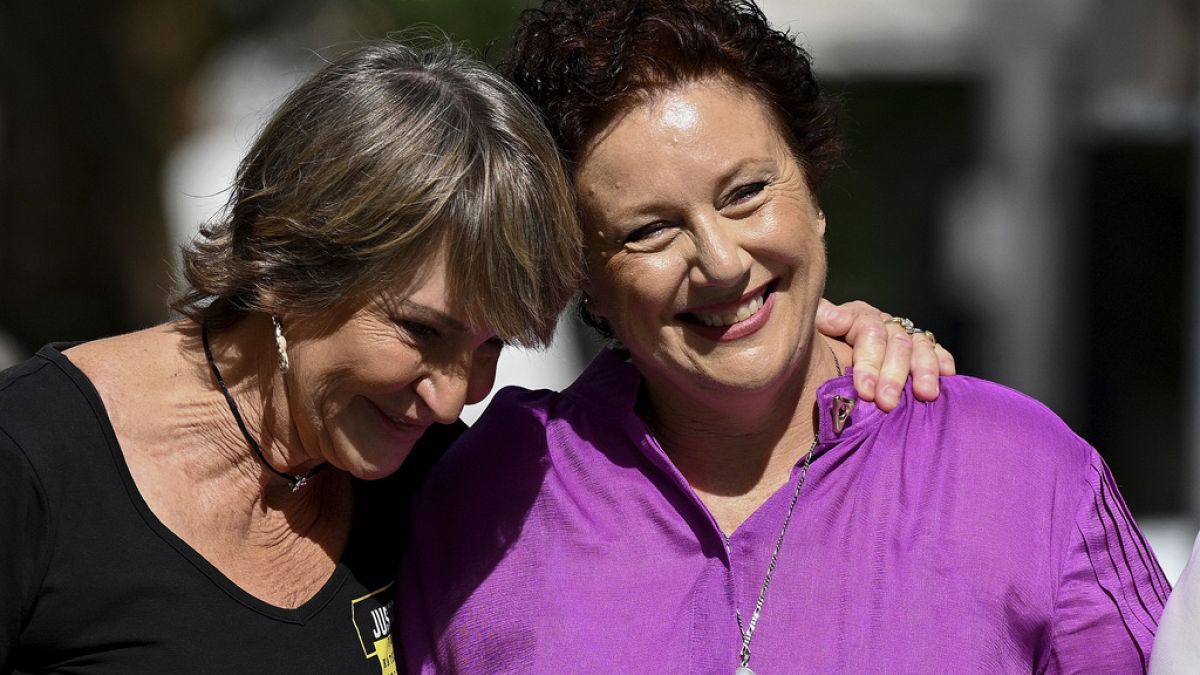 Kathleen Folbigg, à direita, é abraçada pela amiga Tracy Chapman à porta do Tribunal de Recurso Criminal de New South Wales, em Sydney, Austrália