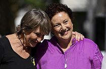 Kathleen Folbigg, à direita, é abraçada pela amiga Tracy Chapman à porta do Tribunal de Recurso Criminal de New South Wales, em Sydney, Austrália