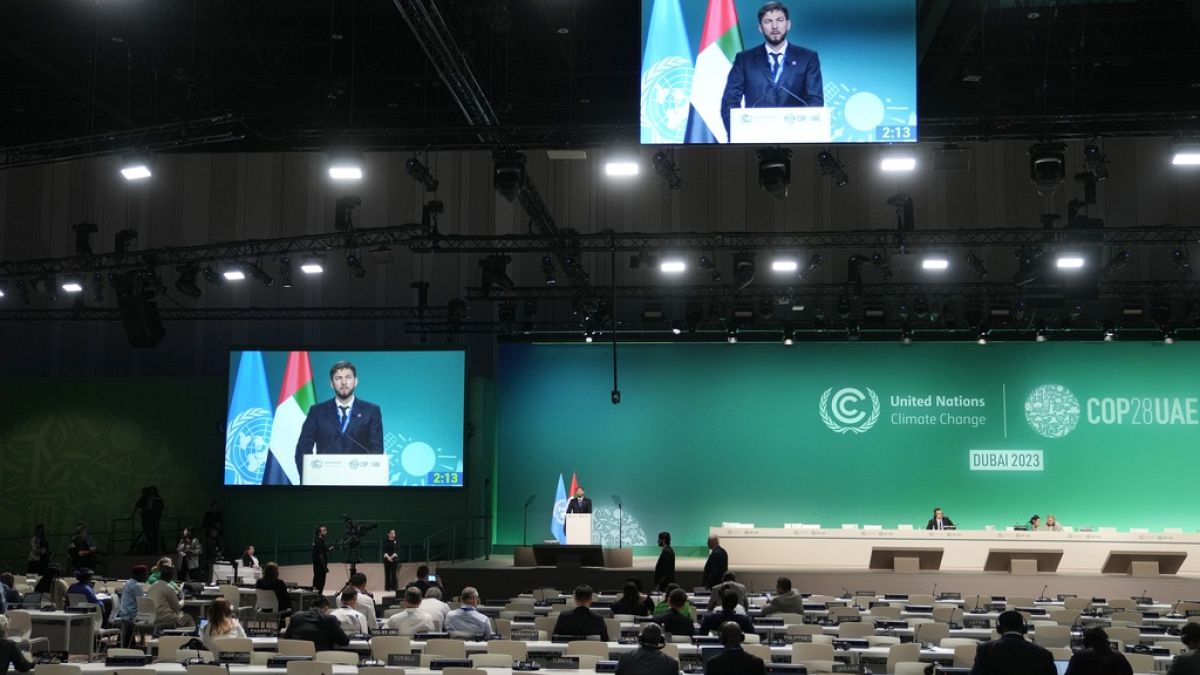 Ruszlan Edelgerjev orosz küldött beszél a COP28 ENSZ-klímacsúcs plenáris ülésén, 2023. december 9-én, Dubaiban