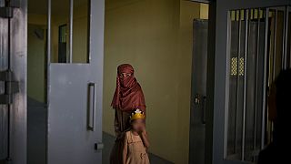 Afganistan'ın başkenti Kabil'de bulunan Pul-i Çarhi Hapishanesi kadın böümünde kalan bir kadın ve kızı