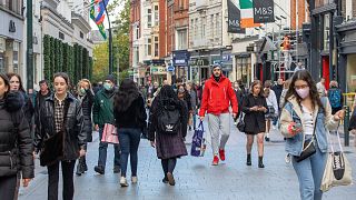 Kupci šetaju prometnom ulicom Grafton u Dublinu 21. listopada 2020 