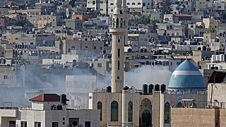 دخان يتصاعد خلف مسجد في أعقاب غارة إسرائيلية بطائرة بدون طيار في مدينة جنين بالضفة الغربية المحتلة- 3 يوليو 2023.