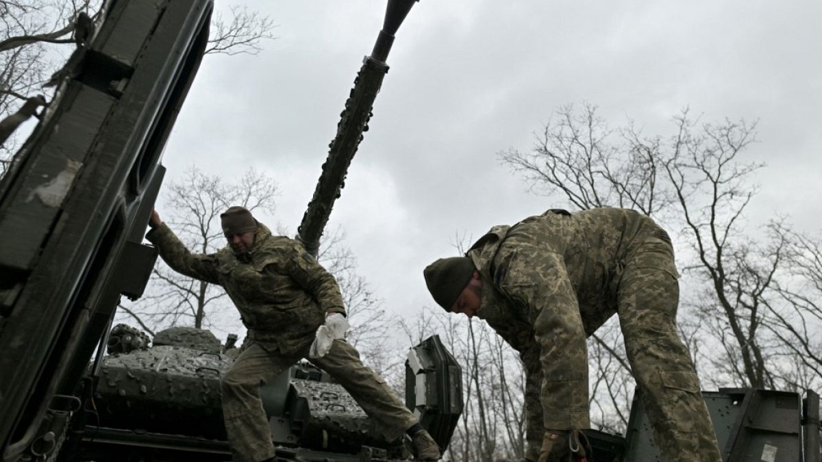 Украинские военнослужащие проверяют шведскую боевую машину CV90 на позиции под  Бахмутом в Донецкой области 27 ноября 2023 года. 