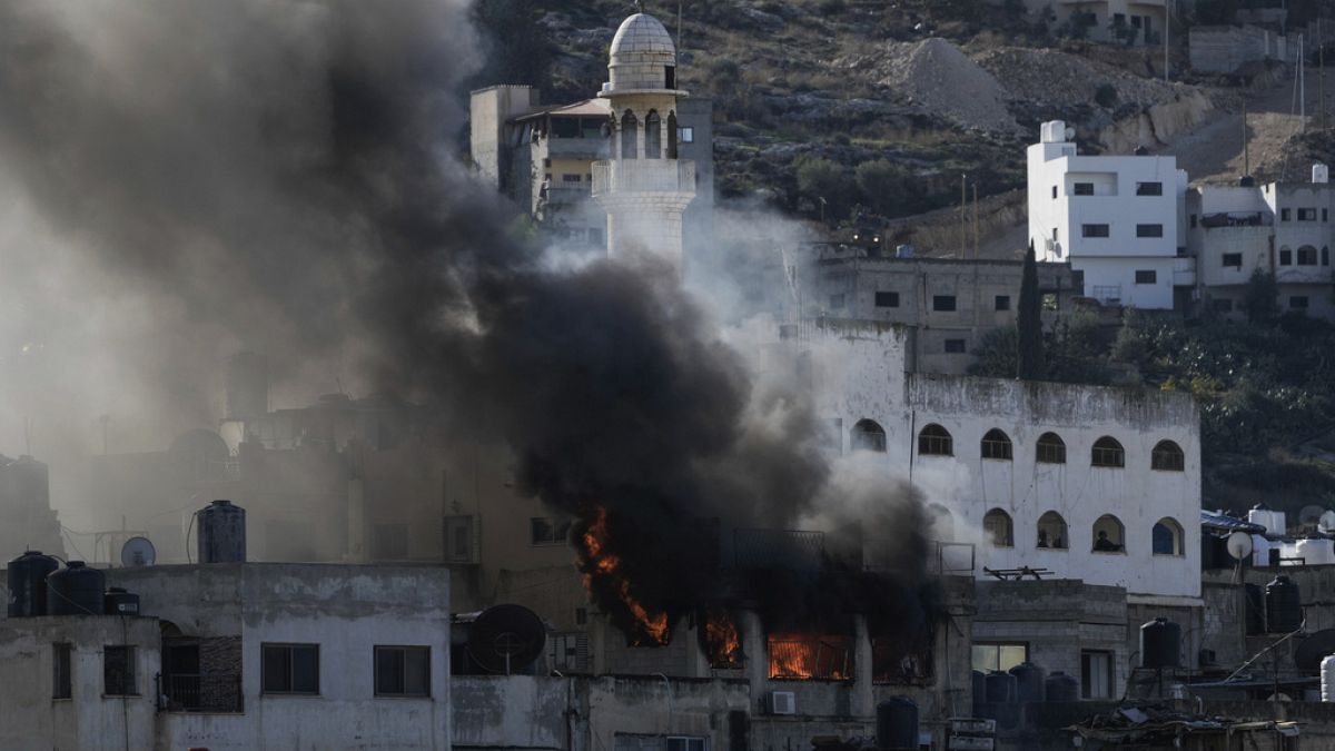 İşgal altındaki Batı Şeri'nın Cenin kentinde İsrail askerlerince düzenlenen saldırı sonrası yanan bir ev