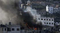El fuego y el humo se elevan durante una operación del ejército israelí en Yenín, Cisjordania, el miércoles 13 de diciembre de 2023.