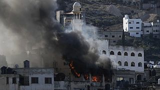 El fuego y el humo se elevan durante una operación del ejército israelí en Yenín, Cisjordania, el miércoles 13 de diciembre de 2023.
