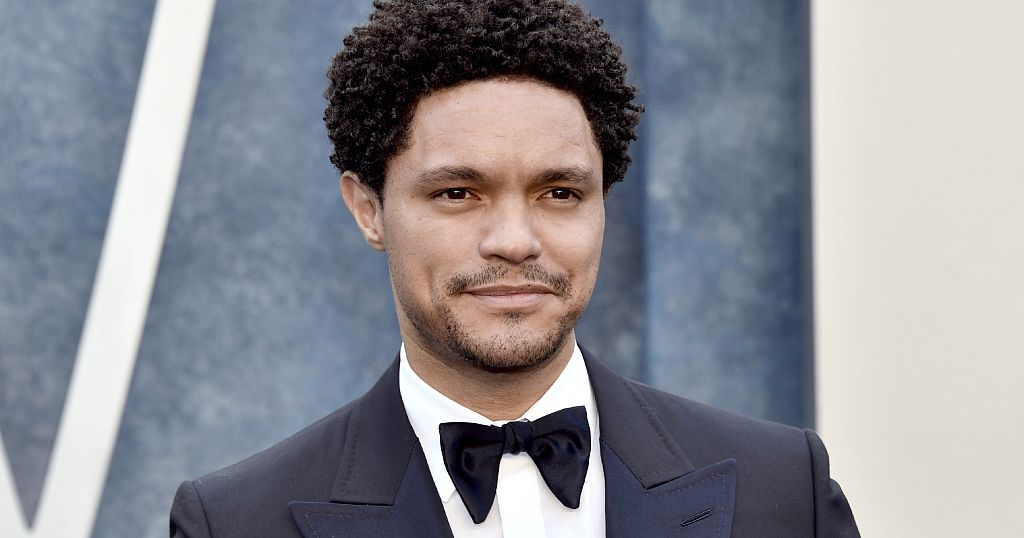 Le Sud-Africain Trevor Noah Rempile Pour Les Grammy Awards 2024 ...