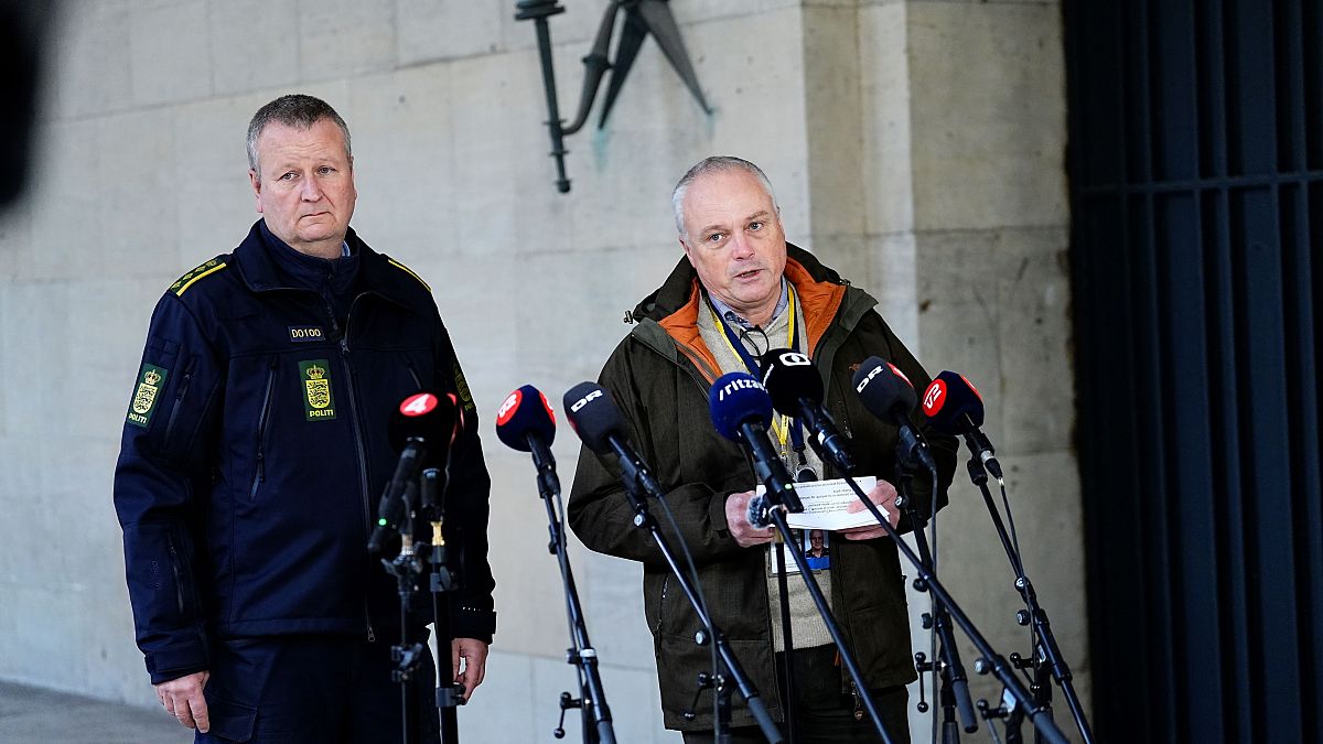 كبير مفتشي الشرطة فليمنج دريجر، وكبير مفتشي شرطة كوبنهاغن بيتر دال