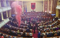 I deputati dell'opposizione aprono i fumogeni all'interno del parlamento albanese