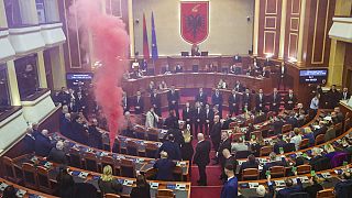 La oposición enciende una bengala en el Parlamento de Albania