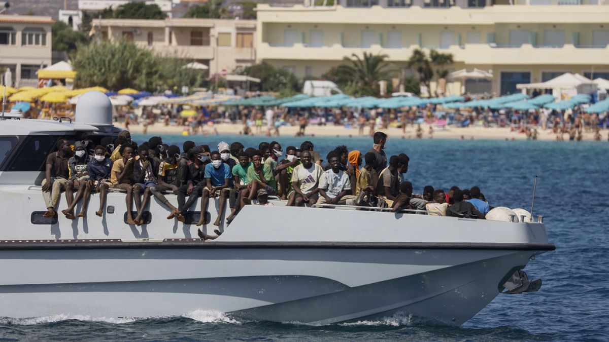 İtalyan Sahil Güvenlik gemisi denizden kurtarılan göçmenleri Lampedusa Adası'na götürüyor