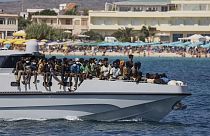 İtalyan Sahil Güvenlik gemisi denizden kurtarılan göçmenleri Lampedusa Adası'na götürüyor